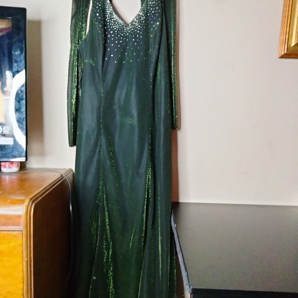 Women's size 16 Onyx Nite Full length evening gown with scarf